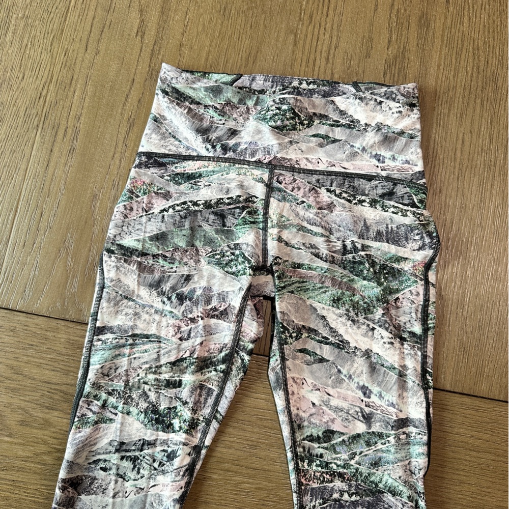 Lululemon Crop Leggings Size 6 Multi Print - Picture 2 of 11